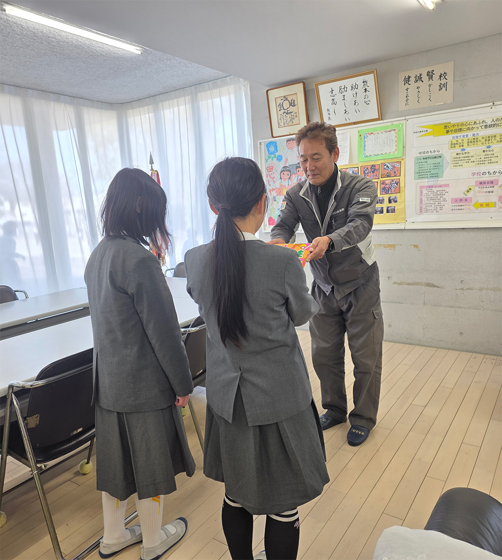 宇土小学校に本の贈呈を行いました
